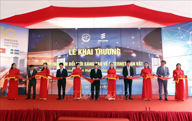 Trong ảnh: Lễ cắt băng khánh thành Trung tâm Đổi mới sáng tạo về Internet Vạn Vật (IoT Innovation Hub). Ảnh: Anh Tuấn – TTXVN