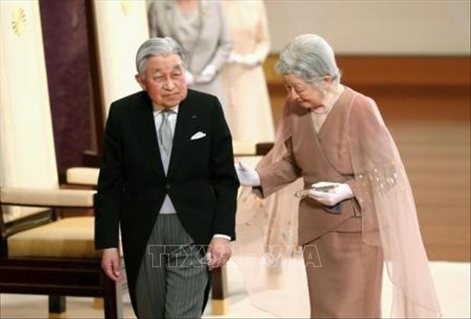 Trong ảnh: Nhật hoàng Akihito  và Hoàng hậu Michiko tại lễ kỷ niệm 60 năm ngày cưới ở Tokyo ngày 10/4. Ảnh: Kyodo/TTXVN