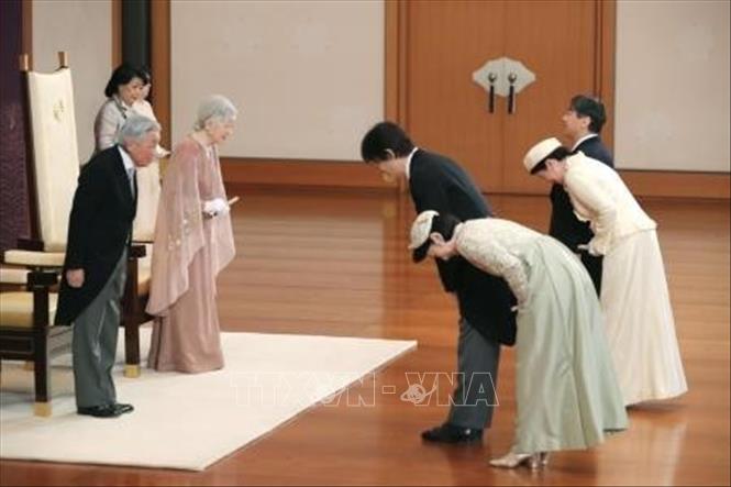 Trong ảnh:  Thái tử Naruhito, Công nương Masako, Thái tử Fumihito và vợ Công chúa Kiko chúc mừng Nhật hoàng Akihito  và Hoàng hậu Michiko nhân kỷ niệm 60 năm ngày cưới tại Hoàng Cung ở Tokyo ngày 10/4. Ảnh: Kyodo/TTXVN