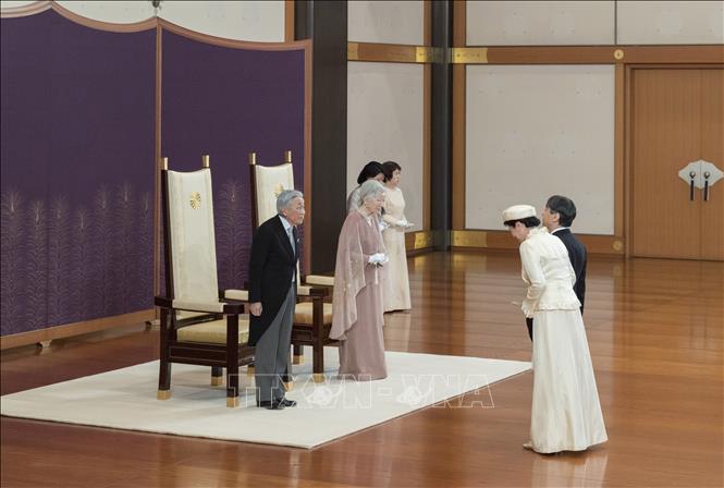 Trong ảnh:  Thái tử Naruhito (phải) và Công nương Masako  chúc mừng Nhật hoàng Akihito  và Hoàng hậu Michiko nhân kỷ niệm 60 năm ngày cưới tại Hoàng Cung ở Tokyo ngày 10/4. Ảnh: Kyodo/TTXVN