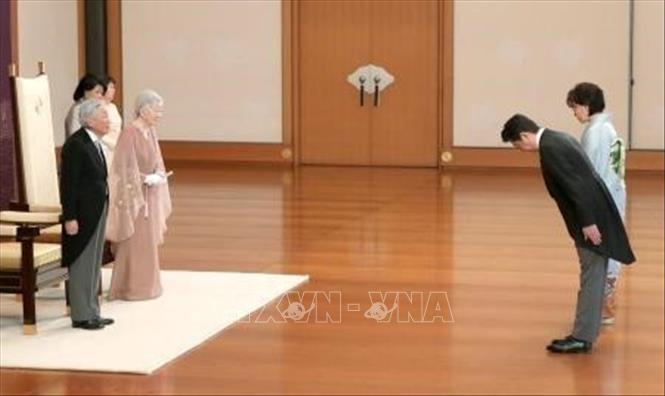 Trong ảnh: Thủ tướng Nhật Bản Shinzo Abe và phu nhân  chúc mừng Nhật hoàng Akihito  và Hoàng hậu Michiko nhân kỷ niệm 60 năm ngày cưới tại Hoàng Cung ở Tokyo ngày 10/4. Ảnh: Kyodo/TTXVN