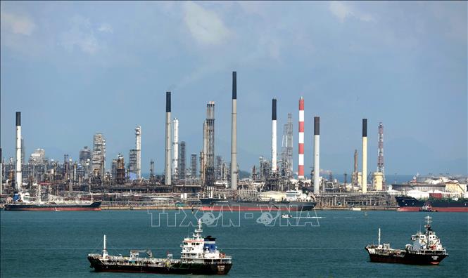 Trong ảnh: Tàu thuyền  trên vùng biển Singapore. Ảnh: AFP/TTXVN