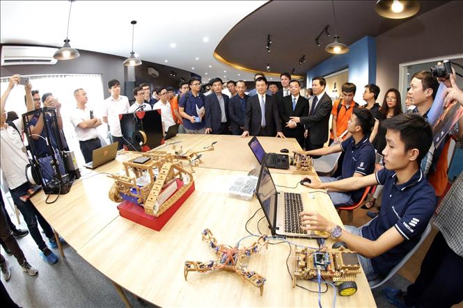 Photo: Delegates visit the centre during the opening day. VNA Photo: Anh Tuấn 