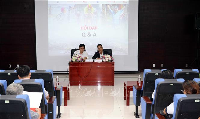 Trong ảnh: Ông Đỗ Huỳnh Khánh Duy, Giám đốc Khối tiếp thị công ty Sunrise Việt Nam (bên phải) công bố các thông tin về Giải IRONMAN 70.3 Vô địch châu Á - Thái Bình Dương, Việt Nam 2019. Ảnh: Trần Lê Lâm - TTXVN 