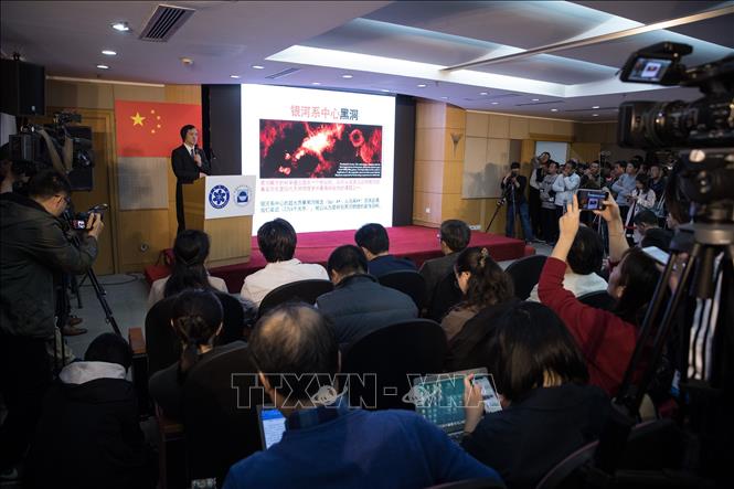 Trong ảnh: Các nhà khoa học công bố hình ảnh đầu tiên về hố đen vũ trụ do mạng lưới kính viễn vọng chụp được, tại buổi họp báo ở Thượng Hải, Trung Quốc, ngày 10/4/2019. Ảnh: THX/TTXVN