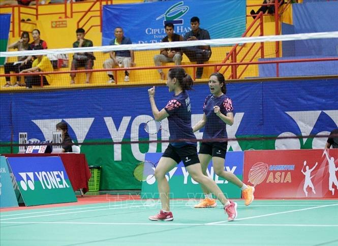 Trong ảnh: Ở nội dung đôi nữ, cặp VĐV Việt Nam Đinh Thị Phương Hồng và Phạm Thị Khánh đã giành quyền đi tiếp sau chiến thắng áp đảo cặp VĐV Thái Lan Thanapim KAWEENUNTAVONG và Suphapich SILPRAKOB. Ảnh: Trọng Đạt - TTXVN