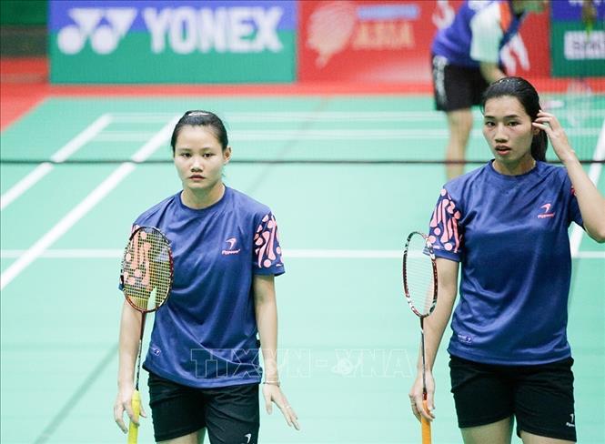 Trong ảnh: Ở nội dung đôi nữ, cặp VĐV Việt Nam Đinh Thị Phương Hồng và Phạm Thị Khánh đã giành quyền đi tiếp sau chiến thắng áp đảo cặp VĐV Thái Lan Thanapim KAWEENUNTAVONG và Suphapich SILPRAKOB. Ảnh: Trọng Đạt - TTXVN