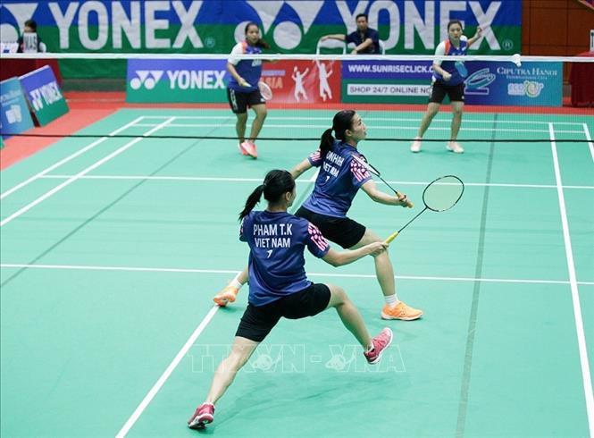 Trong ảnh: Ở nội dung đôi nữ, cặp VĐV Việt Nam Đinh Thị Phương Hồng và Phạm Thị Khánh đã giành quyền đi tiếp sau chiến thắng áp đảo cặp VĐV Thái Lan Thanapim KAWEENUNTAVONG và Suphapich SILPRAKOB. Ảnh: Trọng Đạt - TTXVN