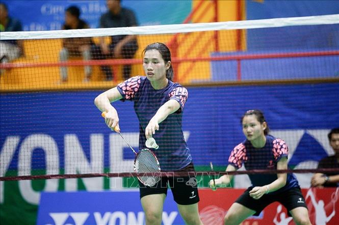 Trong ảnh: Ở nội dung đôi nữ, cặp VĐV Việt Nam Đinh Thị Phương Hồng và Phạm Thị Khánh đã giành quyền đi tiếp sau chiến thắng áp đảo cặp VĐV Thái Lan Thanapim KAWEENUNTAVONG và Suphapich SILPRAKOB. Ảnh: Trọng Đạt - TTXVN