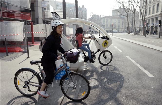 Trong ảnh (tư liệu): Người dân di chuyển bằng xe đạp trên đường phố Lyon, Pháp. Ảnh: AFP/ TTXVN