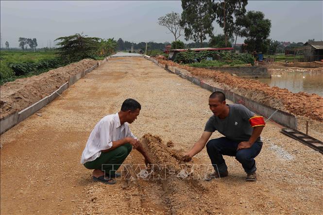Trong ảnh: Mặc dù mặt đường chưa được san phẳng nhưng đơn vị thi công đã cho đổ bê tông. Ảnh: Thái Hùng – TTXVN