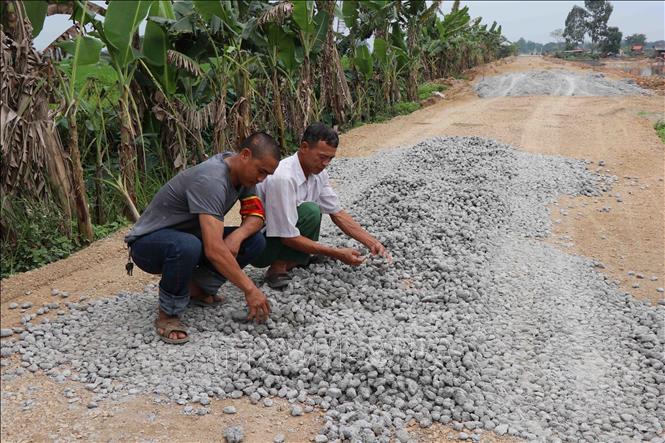 Trong ảnh: Bê tông chủ yếu là cát đen không bảo đảm chất lượng. Ảnh: Thái Hùng – TTXVN