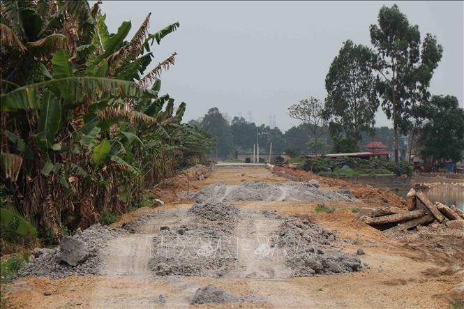 Trong ảnh: Tuyến đường nông thôn mới tại huyện Thuận Thành, tỉnh Bắc Ninh bị tạm dừng thi công do nghi ngờ chất lượng không bảo đảm. Ảnh: Thái Hùng – TTXVN