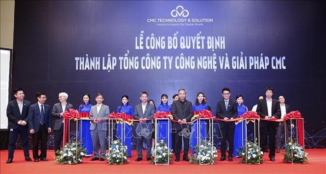 Trong ảnh: Đại biểu thực hiện nghi thức cắt băng công bố thành lập Tổng Công ty Công nghệ & Giải pháp CMC. Ảnh: TTXVN phát