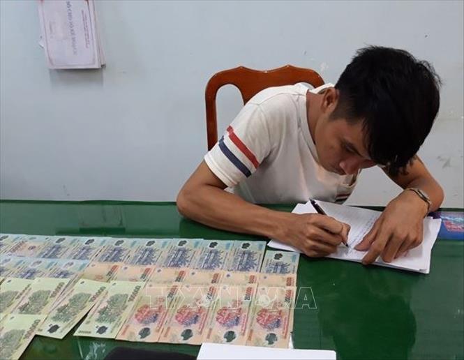 Trong ảnh: Đối tượng Trần Hải Đăng cùng tang vật tại thời điểm bị bắt quả tang. Ảnh: Huỳnh Sử- TTXVN