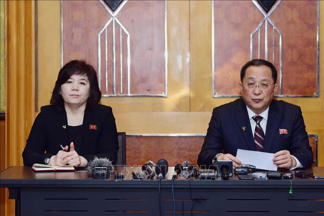Trong ảnh (tư liệu): Bộ trưởng Ngoại giao Triều Tiên Ri Yong-ho (phải) và Thứ trưởng Ngoại giao Choe Son-hui trong cuộc họp báo tại Hà Nội ngày 1/3/2019. Ảnh: AFP/ TTXVN