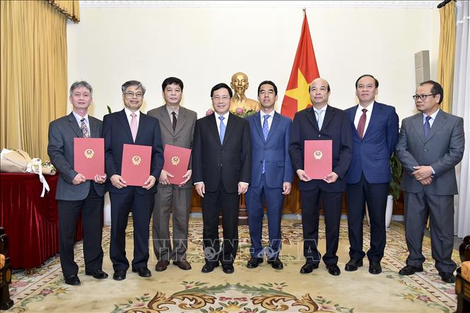Trong ảnh: Phó Thủ tướng, Bộ trưởng Bộ Ngoại giao Phạm Bình Minh tin tưởng, với kinh nghiệm của mình, các vị tân Tổng Lãnh sự sẽ hoàn thành tốt nhiệm vụ được giao, đóng góp vào thành công chung của đối ngoại đất nước. Ảnh: TTXVN phát