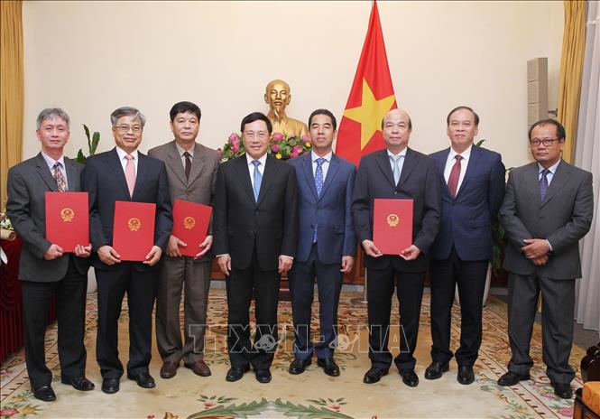 Trong ảnh: Phó Thủ tướng, Bộ trưởng Bộ Ngoại giao Phạm Bình Minh đề nghị các vị tân Tổng Lãnh sự sẽ phát huy được năng lực, hoàn thành tốt nhiệm vụ được giao, đặc biệt là trong công tác lãnh sự, bảo hộ công dân, đóng góp vào thành công chung của đối ngoại đất nước.. Ảnh: Lâm Khánh - TTXVN