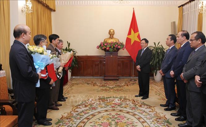 Trong ảnh: Phó Thủ tướng, Bộ trưởng Bộ Ngoại giao Phạm Bình Minh đề nghị các vị tân Tổng Lãnh sự sẽ phát huy được năng lực, hoàn thành tốt nhiệm vụ được giao, đặc biệt là trong công tác lãnh sự, bảo hộ công dân, đóng góp vào thành công chung của đối ngoại đất nước.. Ảnh: Lâm Khánh - TTXVN