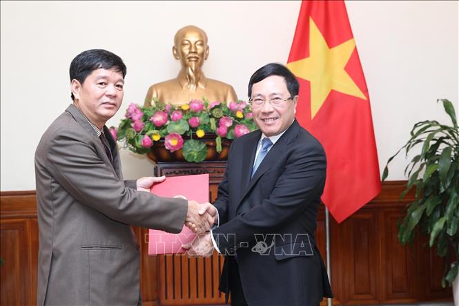 Trong ảnh: Phó Thủ tướng, Bộ trưởng Bộ Ngoại giao Phạm Bình Minh trao quyết định bổ nhiệm ông Vũ Ngọc Lý giữ chức Tổng Lãnh sự Việt Nam tại Sihanoukville, Campuchia. Ảnh: Lâm Khánh - TTXVN
