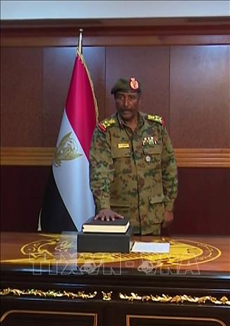 Trong ảnh: Trung Tướng Abdel Fattah al-Burhan Abdulrahman tuyên thệ nhậm chức lãnh đạo Hội đồng quân sự chuyển tiếp ở Khartoum ngày 12/4/2019. Ảnh: AFP/TTXVN