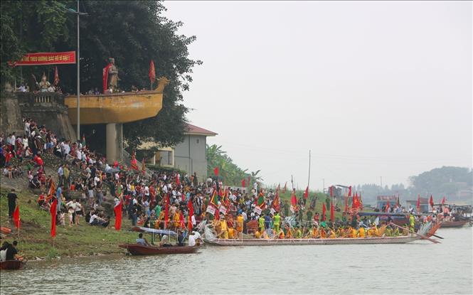 
Trong ảnh: Đông đảo du khách thập phương đến xem Lễ hội Bơi Chải thuyền thống trên sông Lô. Ảnh: Thành Đạt - TTXVN 