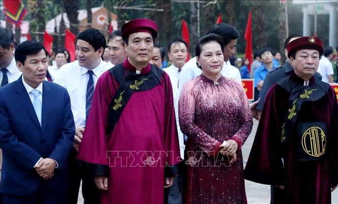 Trong ảnh: Ủy viên Bộ Chính trị, Chủ tịch Quốc Hội Nguyễn Thị Kim Ngân,đại diện các bộ, ngành, cơ quan Trung ương, lãnh đạo tỉnh Phú Thọ cùng đoàn Đại biểu chuẩn bị khởi hành lên núi Nghĩa Lĩnh dâng hương. Ảnh: Trung Kiên – TTXVN.