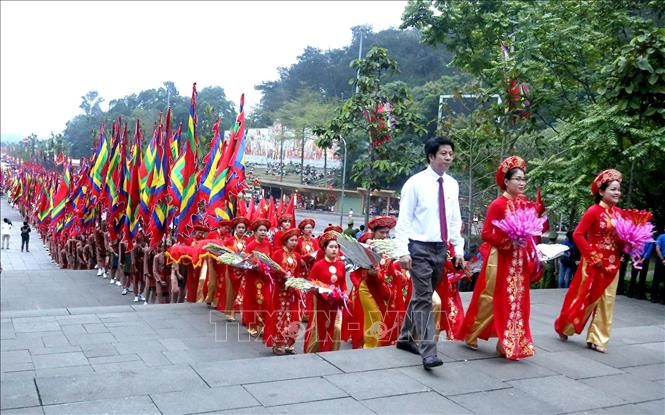 Trong ảnh: Đoàn dâng hương khởi hành lên núi Nghĩa Lĩnh. Ảnh: Trung Kiên – TTXVN.