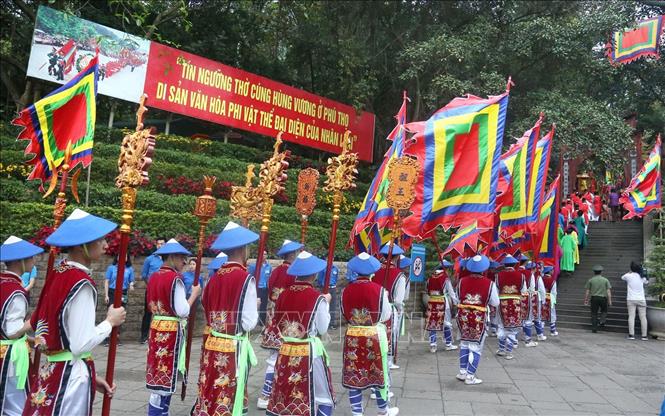 Trong ảnh: Đoàn dâng hương khởi hành lên núi Nghĩa Lĩnh. Ảnh: Trung Kiên – TTXVN.