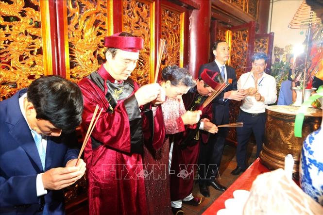 Trong ảnh: Chủ tịch Quốc hội Nguyễn Thị Kim Ngân và các đại biểu dâng hương tại Đền Thượng. Ảnh: Thành Đạt -TTXVN