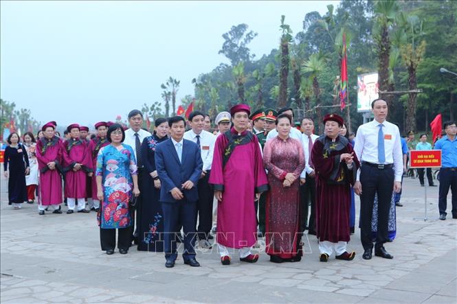 Trong ảnh: Chủ tịch Quốc hội Nguyễn Thị Kim Ngân và các đại biểu khởi hành từ sân Trung tâm lễ hội để lên Đền Thượng. Ảnh: Thành Đạt -TTXVN