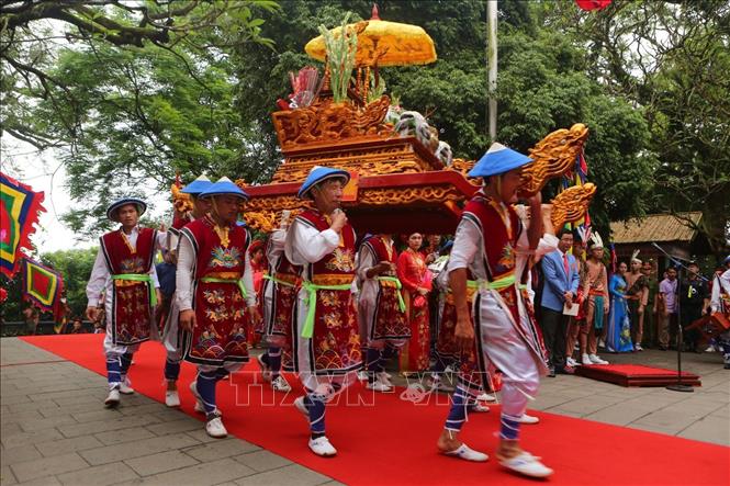 Trong ảnh: Đoàn rước bắt đầu khởi hành từ sân Trung tâm lễ hội để lên Đền Thượng. Ảnh: Thành Đạt - TTXVN