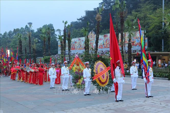 Trong ảnh: Đoàn rước bắt đầu khởi hành từ sân Trung tâm lễ hội để lên Đền Thượng. Ảnh: Thành Đạt - TTXVN