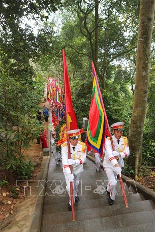 Trong ảnh: Đoàn rước bắt đầu khởi hành từ sân Trung tâm lễ hội để lên Đền Thượng. Ảnh: Thành Đạt - TTXVN