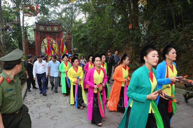 Trong ảnh: Đoàn rước bắt đầu khởi hành từ sân Trung tâm lễ hội để lên Đền Thượng. Ảnh: Thành Đạt - TTXVN