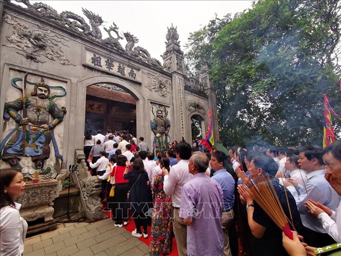 Trong ảnh: Các đại biểu dâng hương tại Đền Thượng. Ảnh: Thành Đạt -TTXVN