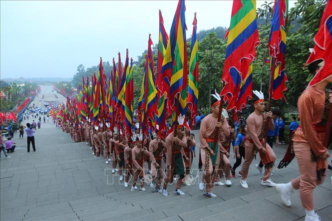 Trong ảnh: Đoàn rước bắt đầu khởi hành từ sân Trung tâm lễ hội để lên Đền Thượng. Ảnh: Thành Đạt - TTXVN