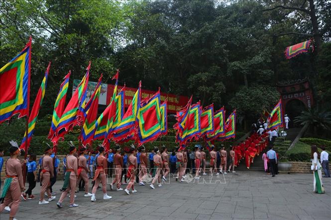 Trong ảnh: Đoàn rước bắt đầu khởi hành từ sân Trung tâm lễ hội để lên Đền Thượng. Ảnh: Thành Đạt - TTXVN
