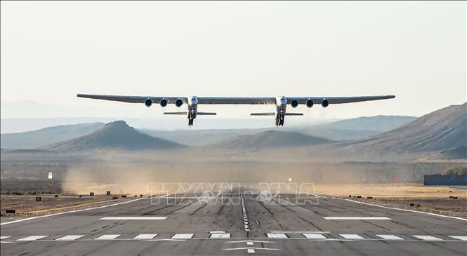 Trong ảnh: Chiếc máy bay lớn nhất thế giới  bay qua sa mạc ở California, Mỹ ngày 13/4. Ảnh: AFP/TTXVN
