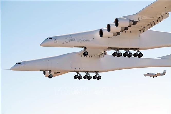 Trong ảnh: Chiếc máy bay lớn nhất thế giới  bay qua sa mạc ở California, Mỹ ngày 13/4. Ảnh: AFP/TTXVN