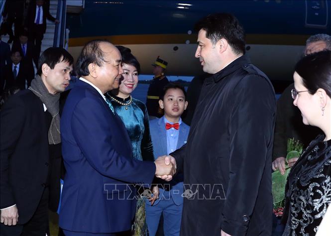 Trong ảnh: Lễ đón Thủ tướng Nguyễn Xuân Phúc và Phu nhân tại sân bay quốc tế Henri Coanda, Bucharest. Ảnh: Thống Nhất –TTXVN