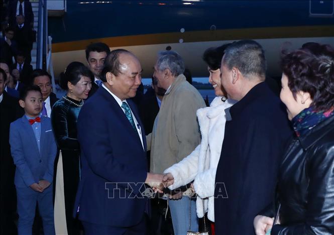 Trong ảnh: Lễ đón Thủ tướng Nguyễn Xuân Phúc và Phu nhân tại sân bay quốc tế Henri Coanda, Bucharest. Ảnh: Thống Nhất –TTXVN