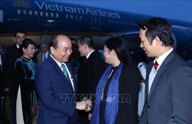 Trong ảnh: Cán bộ nhân viên Đại sứ quán và cộng đồng người Việt Nam tại Rumani đón Thủ tướng Nguyễn Xuân Phúc và Phu nhân tại sân bay quốc tế Henri Coanda, Bucharest. Ảnh: Thống Nhất –TTXVN
