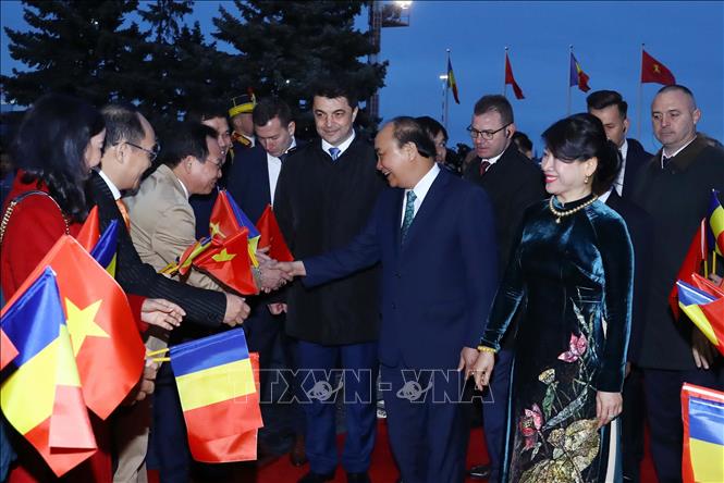 Trong ảnh: Cán bộ nhân viên Đại sứ quán và cộng đồng người Việt Nam tại Rumani đón Thủ tướng Nguyễn Xuân Phúc và Phu nhân tại sân bay quốc tế Henri Coanda, Bucharest. Ảnh: Thống Nhất –TTXVN