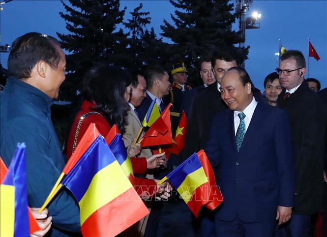 Trong ảnh: Cán bộ nhân viên Đại sứ quán và cộng đồng người Việt Nam tại Rumani đón Thủ tướng Nguyễn Xuân Phúc và Phu nhân tại sân bay quốc tế Henri Coanda, Bucharest. Ảnh: Thống Nhất –TTXVN
