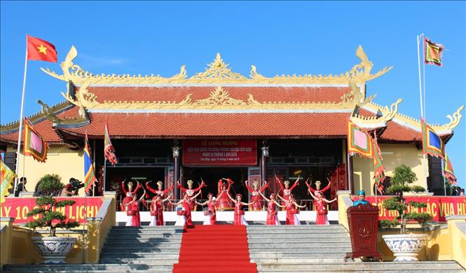 Trong ảnh: Nghi thức trống hội tại lễ dâng hương. Ảnh: Lê Huy Hải - TTXVN