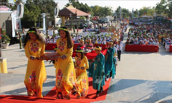 Trong ảnh: Dâng phẩm vật lên các vị vua Hùng. Ảnh: Lê Huy Hải - TTXVN