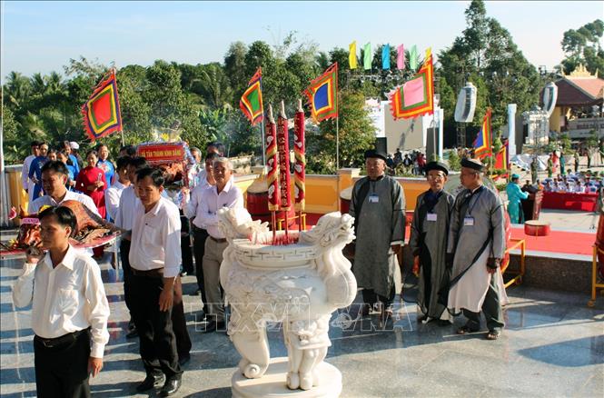 Trong ảnh: Dâng phẩm vật lên các vị vua Hùng. Ảnh: Lê Huy Hải - TTXVN