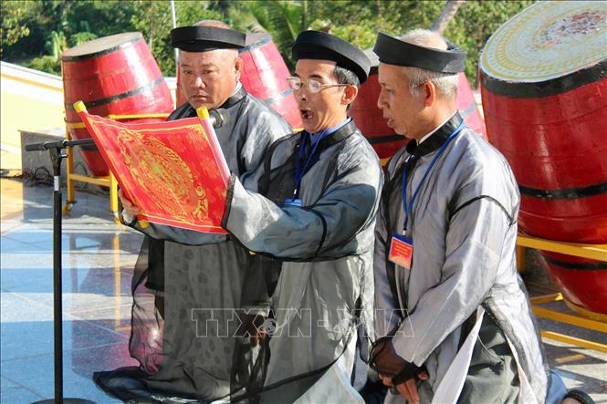 Trong ảnh: Đọc chúc văn tri ân công đức các vị vua Hùng, các bậc tiền nhân có công dựng nước tại lễ dâng hương. Ảnh: Lê Huy Hải - TTXVN