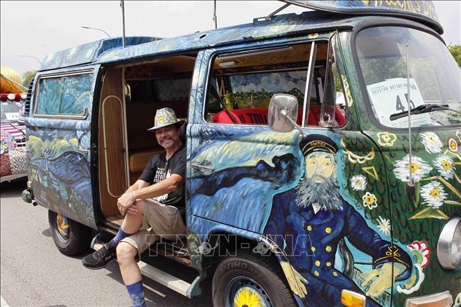 Trong ảnh: Chiếc xe trang trí những bức tranh của Van Gogh tham gia Lễ diễu hành ôtô nghệ thuật  ở Houston. Ảnh: THX/TTXVN